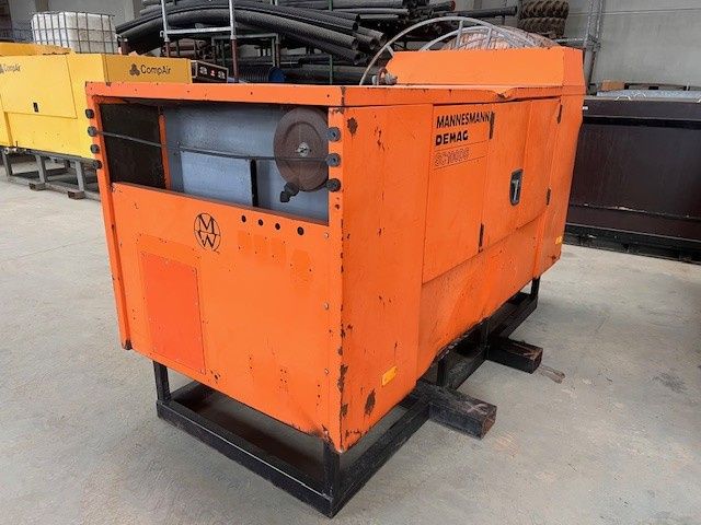 Freiverkauf | Kompressoren | 2 x ATLAS Compo - XAS 90 | 2 x Mannesmann - DEMAG - SC 70 DS + 100 DS | 2 x Comp Air - Holmann 100